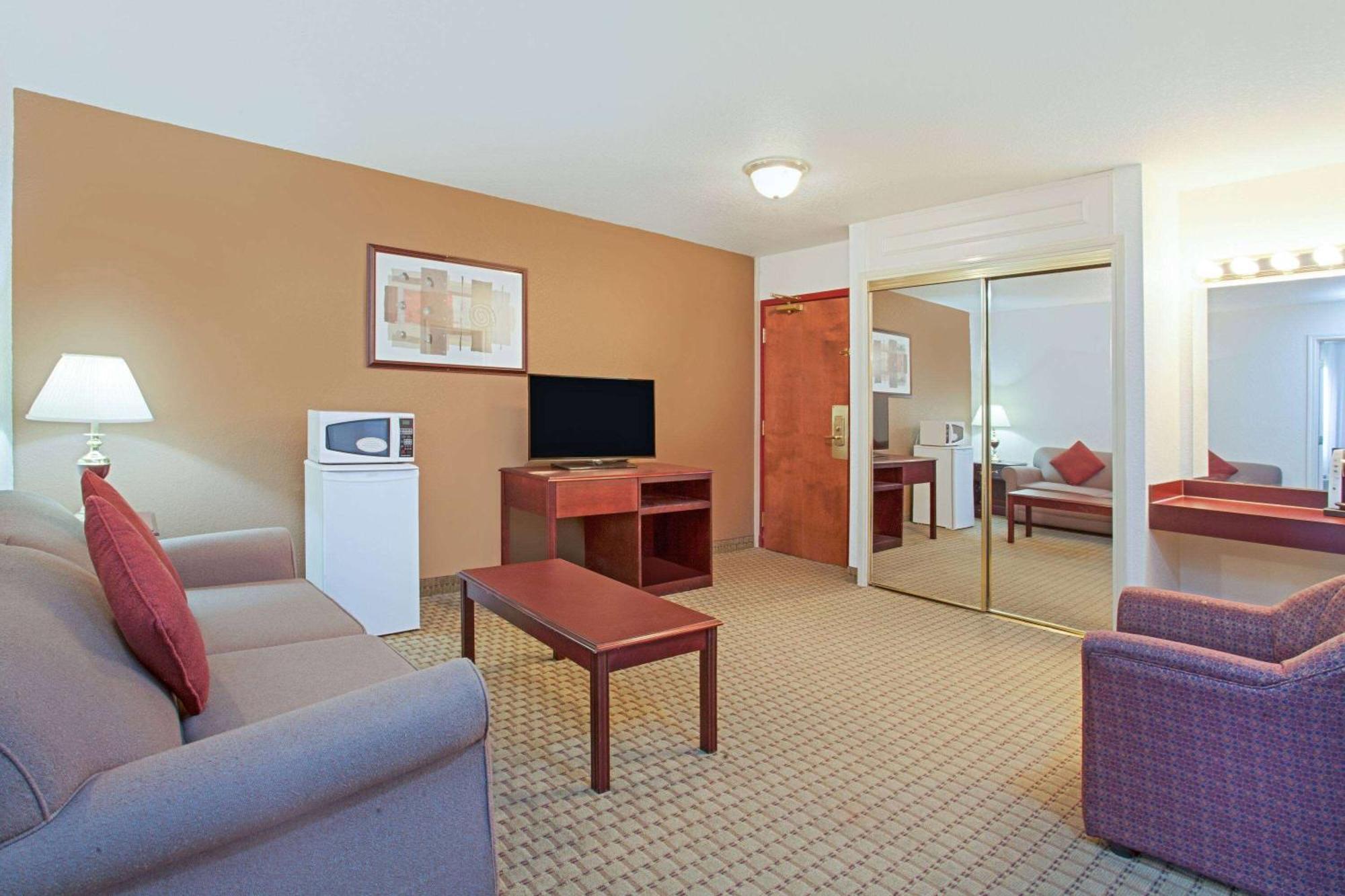 Ramada By Wyndham Red Deer Hotel & Suites Εξωτερικό φωτογραφία
