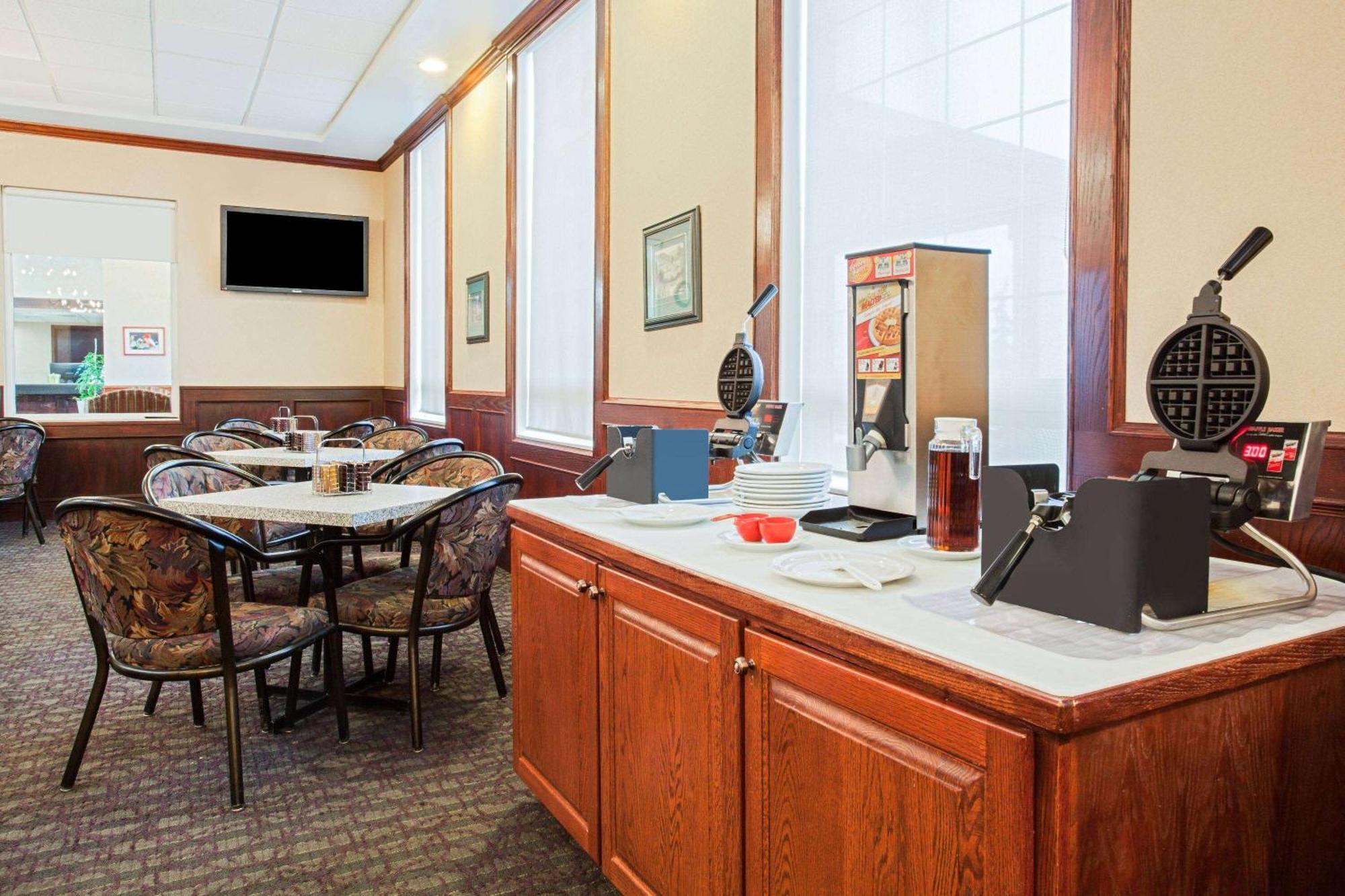 Ramada By Wyndham Red Deer Hotel & Suites Εξωτερικό φωτογραφία
