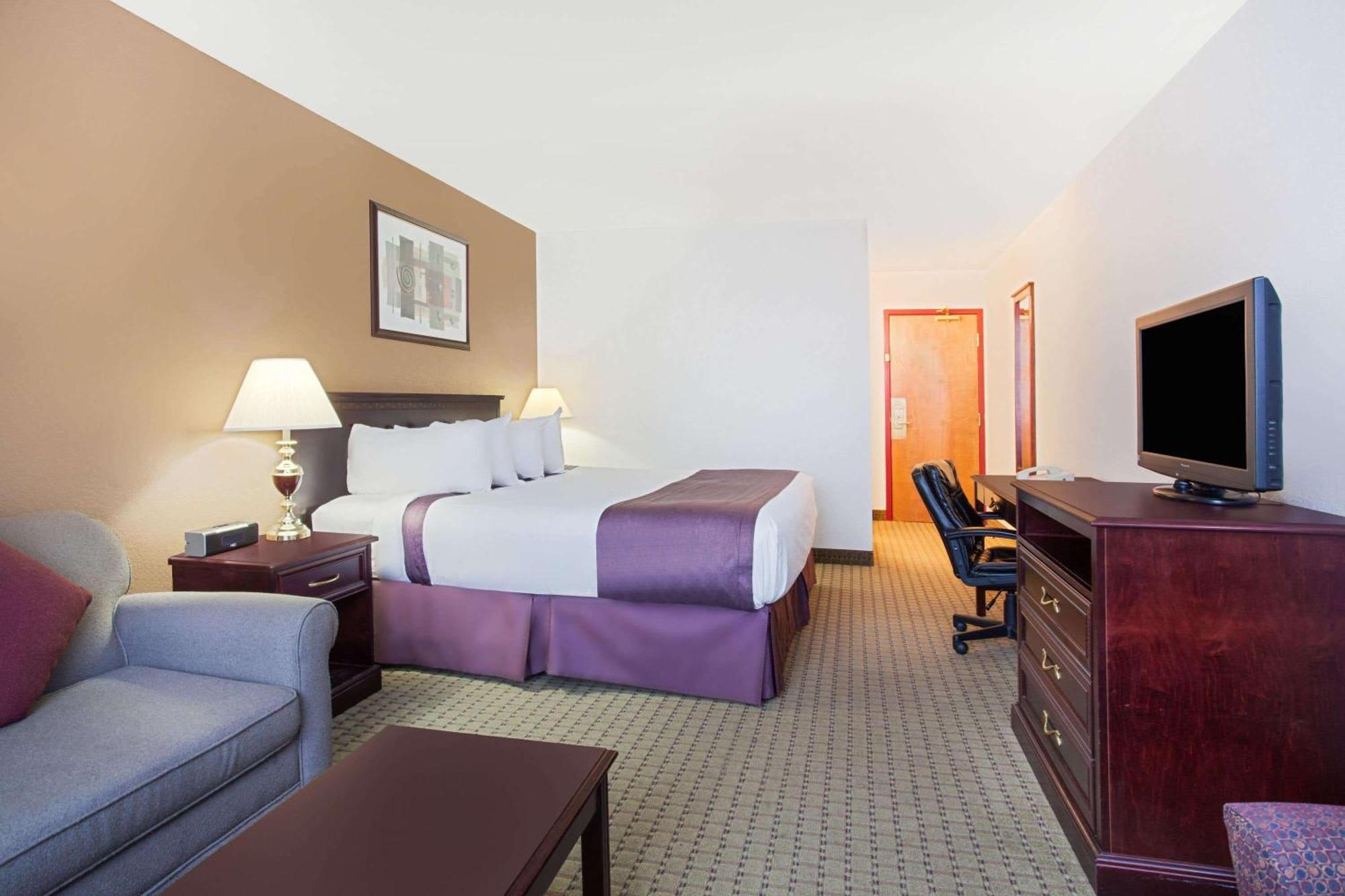 Ramada By Wyndham Red Deer Hotel & Suites Εξωτερικό φωτογραφία