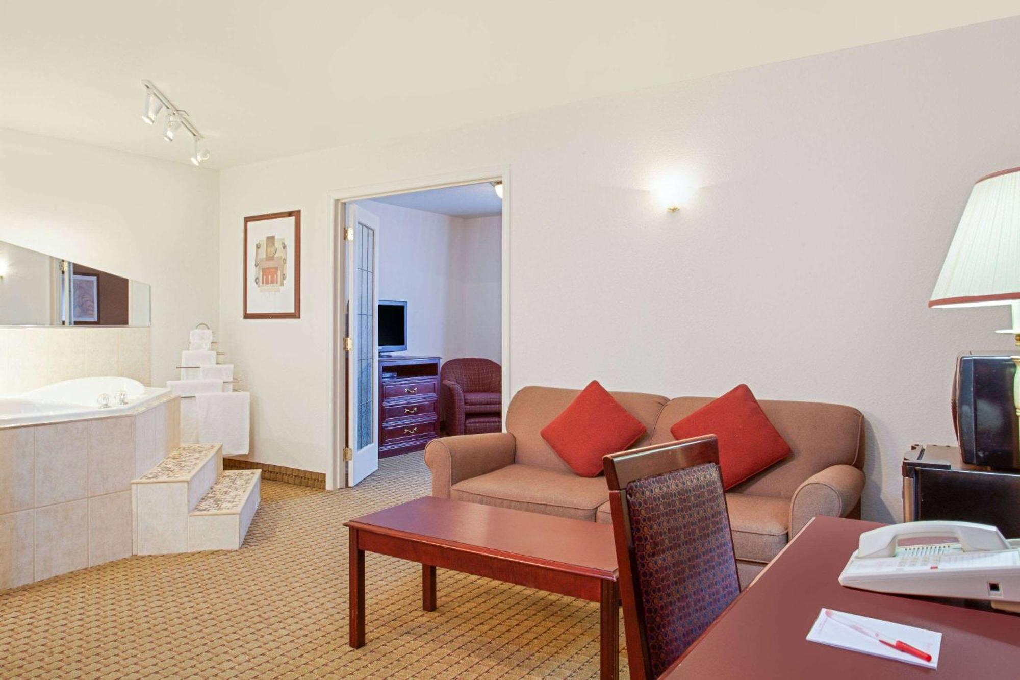 Ramada By Wyndham Red Deer Hotel & Suites Εξωτερικό φωτογραφία