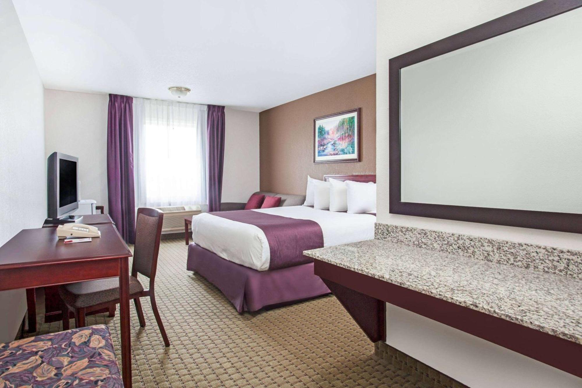 Ramada By Wyndham Red Deer Hotel & Suites Εξωτερικό φωτογραφία