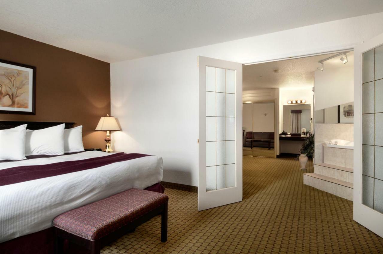 Ramada By Wyndham Red Deer Hotel & Suites Εξωτερικό φωτογραφία